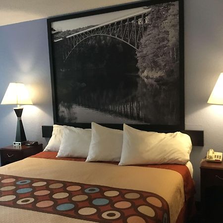 Super 8 By Wyndham Gardner Hotel ภายนอก รูปภาพ