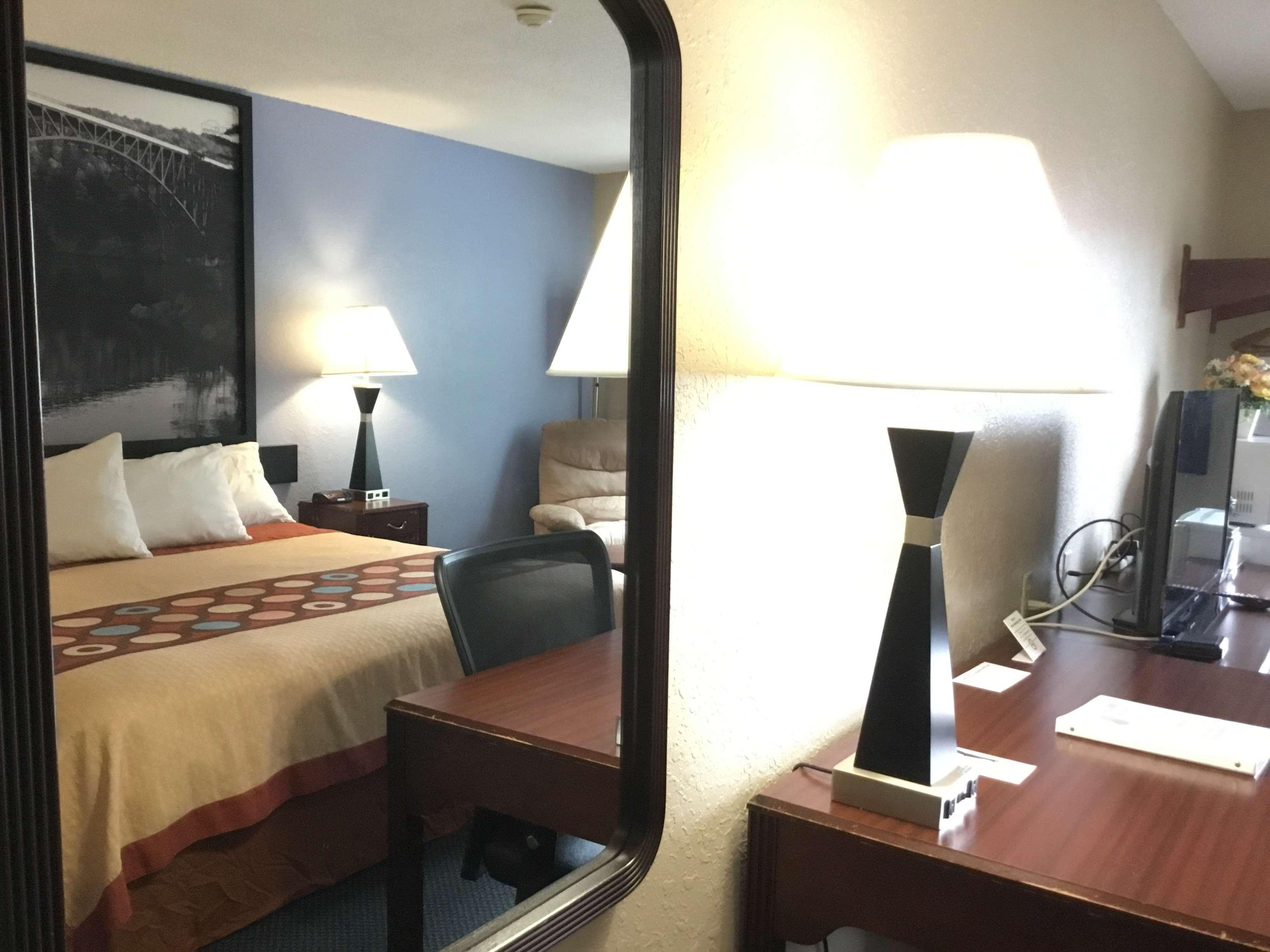Super 8 By Wyndham Gardner Hotel ภายนอก รูปภาพ