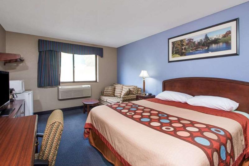 Super 8 By Wyndham Gardner Hotel ภายนอก รูปภาพ